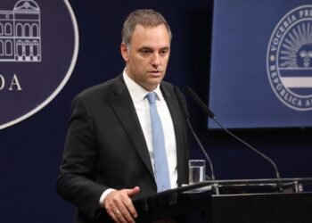 Manuel Adorni se reúne con ministros y avanza en una iniciativa que prohibirá a los funcionarios viajar en primera clase