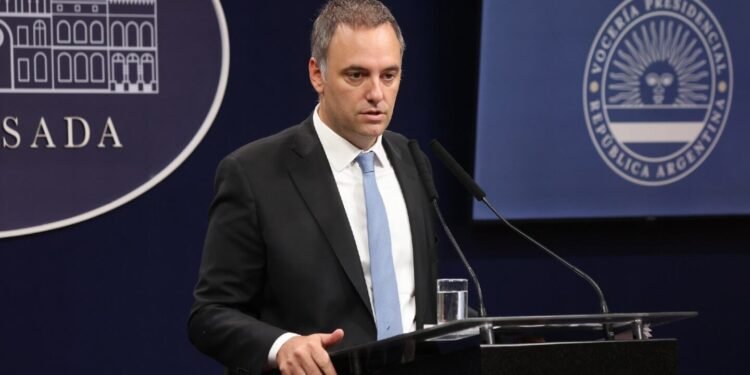 Manuel Adorni se reúne con ministros y avanza en una iniciativa que prohibirá a los funcionarios viajar en primera clase