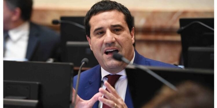 La postura de la UCR genera dificultades para la reforma electoral impulsada por Javier Milei, desmarcándose del oficialismo.
