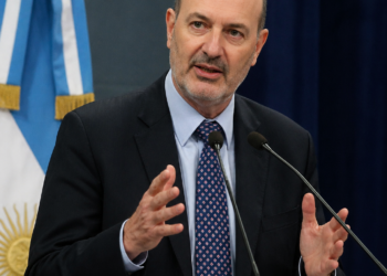 Sturzenegger presentó sus propuestas legislativas y solicitó apoyo a los gobernadores