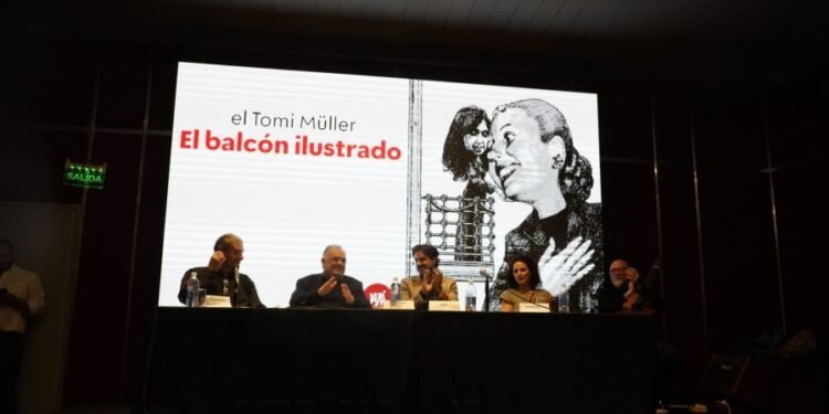 Cristina Kirchner se hizo presente en la Feria del Libro: “Este balcón significa mucho”.