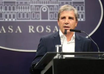 Anuncio de Privatización: Luis Caputo Revela Licitación para AySA