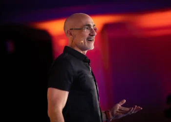 Arthur C. Brooks, profesor en Harvard: “Las personas más felices practican estas 4 actividades diariamente”