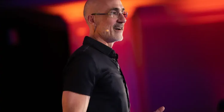Arthur C. Brooks, profesor en Harvard: “Las personas más felices practican estas 4 actividades diariamente”