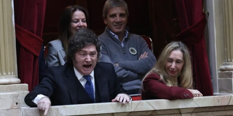 El Financial Times analizó la caída en la popularidad de Milei tras el escándalo de Adorni