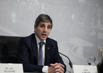 Luis Caputo: “Las personas se han sobreendeudado a tasas elevadas, asumiendo que la inflación reduciría sus deudas y eso no fue así”