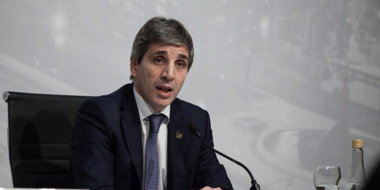 Luis Caputo: “Las personas se han sobreendeudado a tasas elevadas, asumiendo que la inflación reduciría sus deudas y eso no fue así”