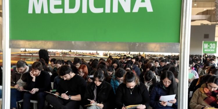 El Gobierno establece un nuevo examen para residencias médicas: requisitos y características