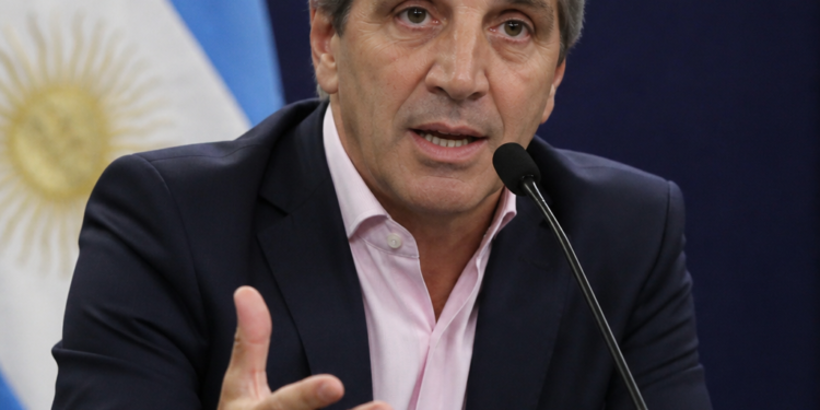 Caputo presenta modificación de la Ley de Inocencia Fiscal y asegura que los pagos de deuda están asegurados