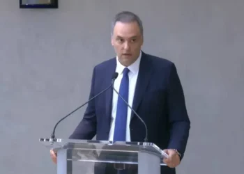 Se investiga el contenido del celular del contratista de Adorni y se prepara un pedido para justificar su patrimonio