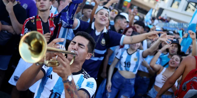 Impacto de la goleada de la Selección en el consumo argentino: viajes, indumentaria y delivery