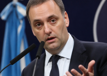 Adorni confirma rectificación de declaraciones juradas y aborda sus ahorros