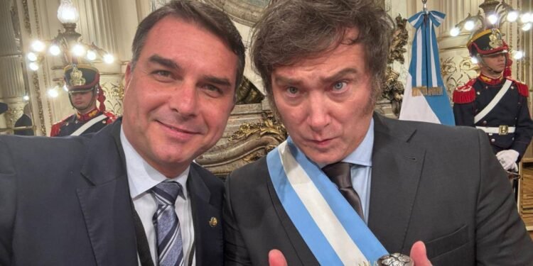 Javier Milei se reunió con Flávio Bolsonaro y reafirmó su apoyo a la derecha brasileña