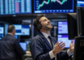 El riesgo país se desploma a mínimos desde 2018 en un día de mercados al alza