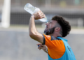 El fenómeno de las pausas de hidratación en el fútbol: una mirada crítica