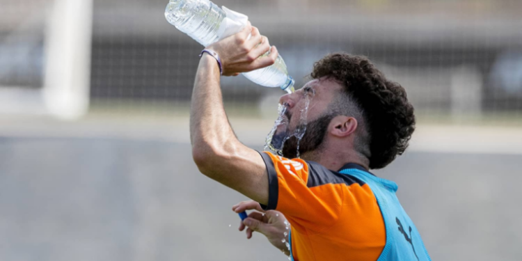 El fenómeno de las pausas de hidratación en el fútbol: una mirada crítica