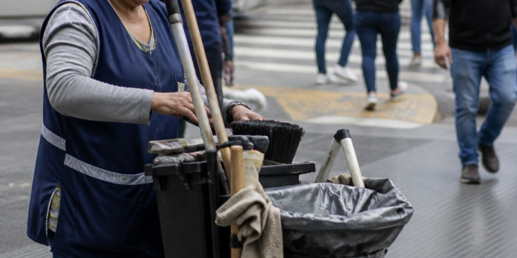 La inflación laboral se moderó al 1,7%, aunque los aumentos afectan a los sectores más vulnerables