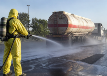 Derrame de ácido nítrico en Córdoba activa operativo de emergencia