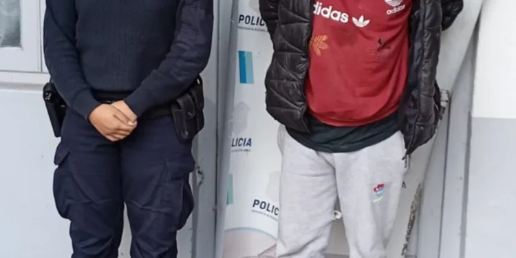 Detenidos menores acusados de vandalizar y robar vehículos en Quilmes