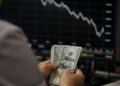 El dólar bajo presión: análisis del movimiento gubernamental para evitar que supere los $1.500 antes de un vencimiento clave