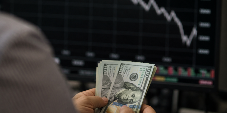 El dólar bajo presión: análisis del movimiento gubernamental para evitar que supere los $1.500 antes de un vencimiento clave