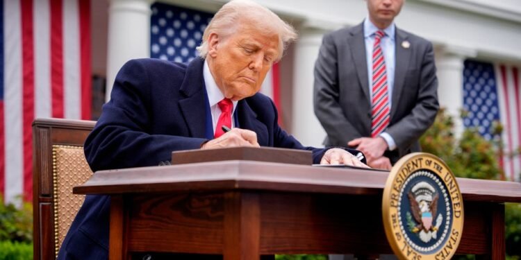 Trump establece aranceles del 50% a productos canadienses en medio de controversia por automóviles y lácteos