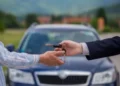 El crédito automotriz cobra fuerza: casi la mitad de las operaciones se realizan con financiación en un mercado a la baja.