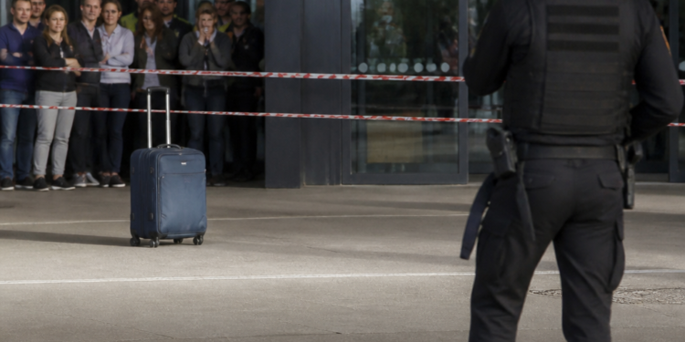 Evacuación del aeropuerto de Rosario por valija sospechosa: detonación controlada y demoras en vuelos