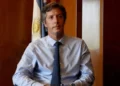 El Gobierno evalúa facilitar el acceso a créditos en dólares para reactivar la economía