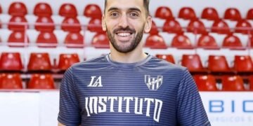 Facundo Campazzo causa sensación al unirse a un partido de básquet en una plaza