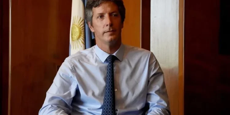 El Gobierno evalúa facilitar el acceso a créditos en dólares para reactivar la economía