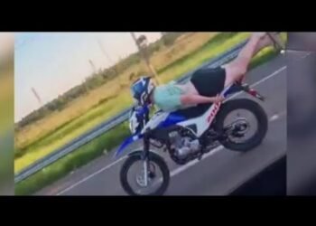 Un motociclista pierde su licencia por más de 70 años tras realizar maniobras peligrosas