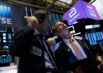 Aumentan los bonos argentinos y el riesgo país se reduce un 5% tras el avance en Wall Street