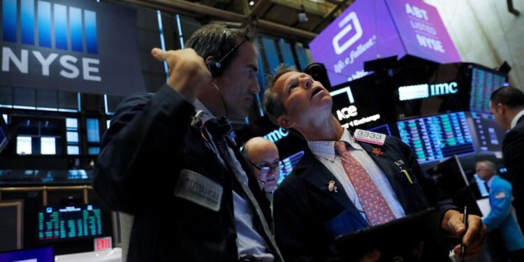 Aumentan los bonos argentinos y el riesgo país se reduce un 5% tras el avance en Wall Street