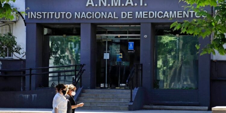 La ANMAT prohíbe productos de limpieza de una marca tras irregularidades