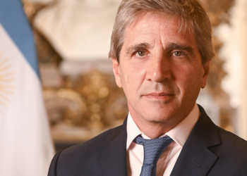 Caputo descartó un “plan platita” para reactivar la economía: el foco es controlar el dólar y reducir la inflación