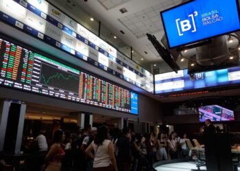 El riesgo país se reduce un 5% y las acciones en la Bolsa argentina experimentan un repunte, impulsadas por el optimismo en Brasil