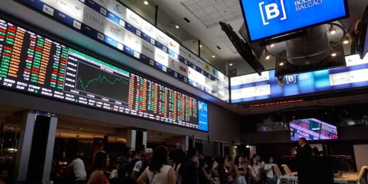 El riesgo país se reduce un 5% y las acciones en la Bolsa argentina experimentan un repunte, impulsadas por el optimismo en Brasil