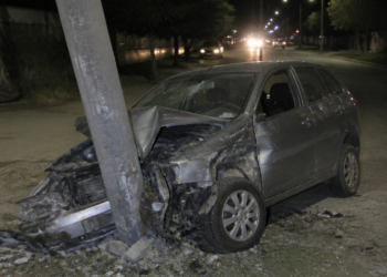 Conducía a 140 km/h, chocó un poste de luz y el accidente fue grabado