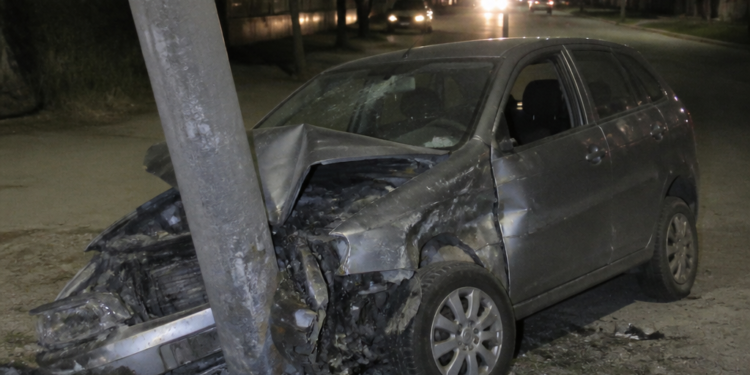 Conducía a 140 km/h, chocó un poste de luz y el accidente fue grabado
