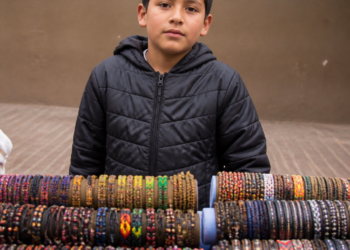 Un niño de 11 años vende pulseras para financiar su viaje de egresados tras la pérdida del empleo de su padre