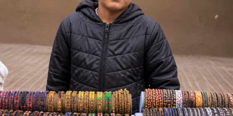 Un niño de 11 años vende pulseras para financiar su viaje de egresados tras la pérdida del empleo de su padre