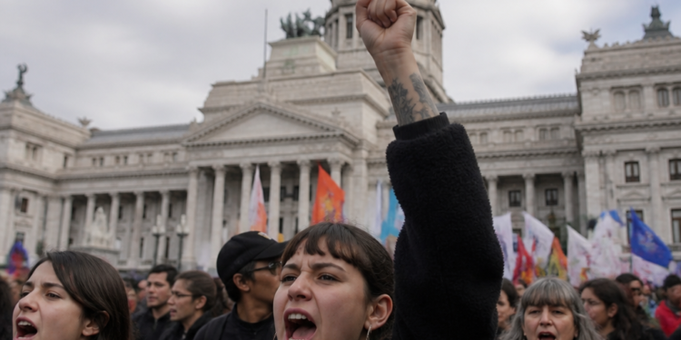Movilizaciones en la Plaza del Congreso contra las políticas del gobierno de Milei