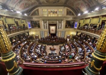 El Gobierno neutraliza la ofensiva opositora en el Congreso: implicaciones para los mercados y el riesgo país