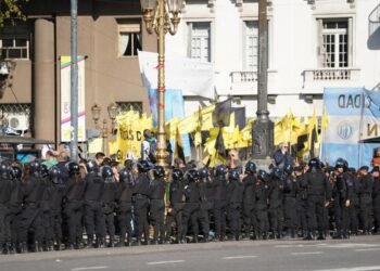 Detenciones en la Marcha Universitaria y perspectivas económicas del FMI para 2027