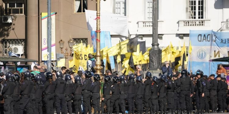 Detenciones en la Marcha Universitaria y perspectivas económicas del FMI para 2027