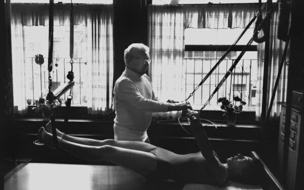 Joseph Pilates, creador de la actividad: “Sirve para fortalecer nuestros músculos de forma consciente”